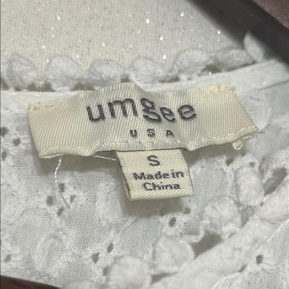 Umgee White and Blue Sleeveless Tank Top with Floral Print - Picture 2 of 3